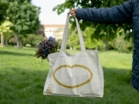 Taška bílá, černá —&nbsp;Atrium&nbsp;Žižkov