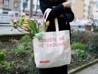  Taška bílá – „Vzbuďte mě&nbsp;ve&nbsp;Vozovně“ 