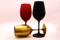 Sklenka vínem neše/II — bordó, zlatá, sklenka /II deci – černá   